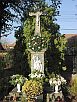 Kríž s reliéfom sv.Heleny na cintoríne